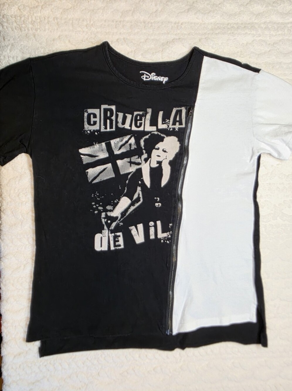 Disney Her Universe Cruella De Vil Colorblock Graphic Tee Size Small